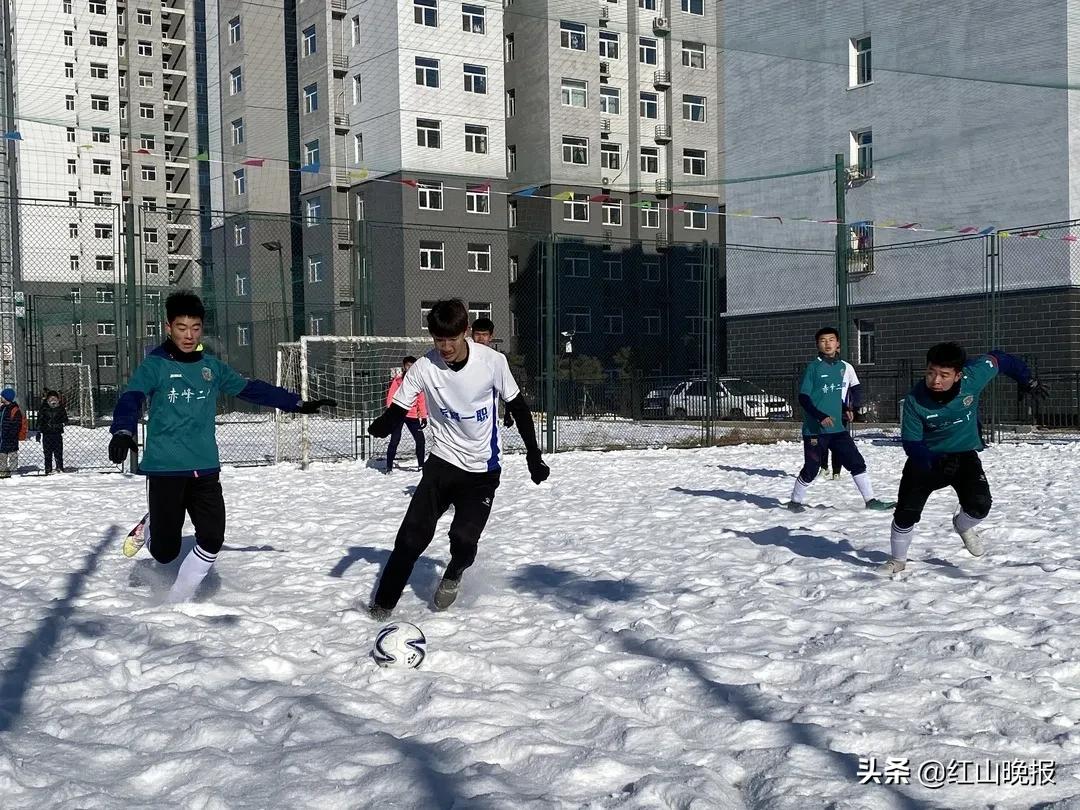 真会玩系列比赛,足球赛现场气氛很嗨