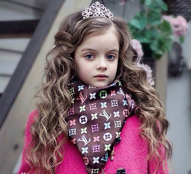 只说奥莉像洋娃娃，你一定没见过“俄罗斯真人芭比”库尔尼科娃