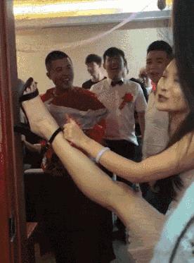 搞笑gif趣图看新娘表情,真好笑gif动图