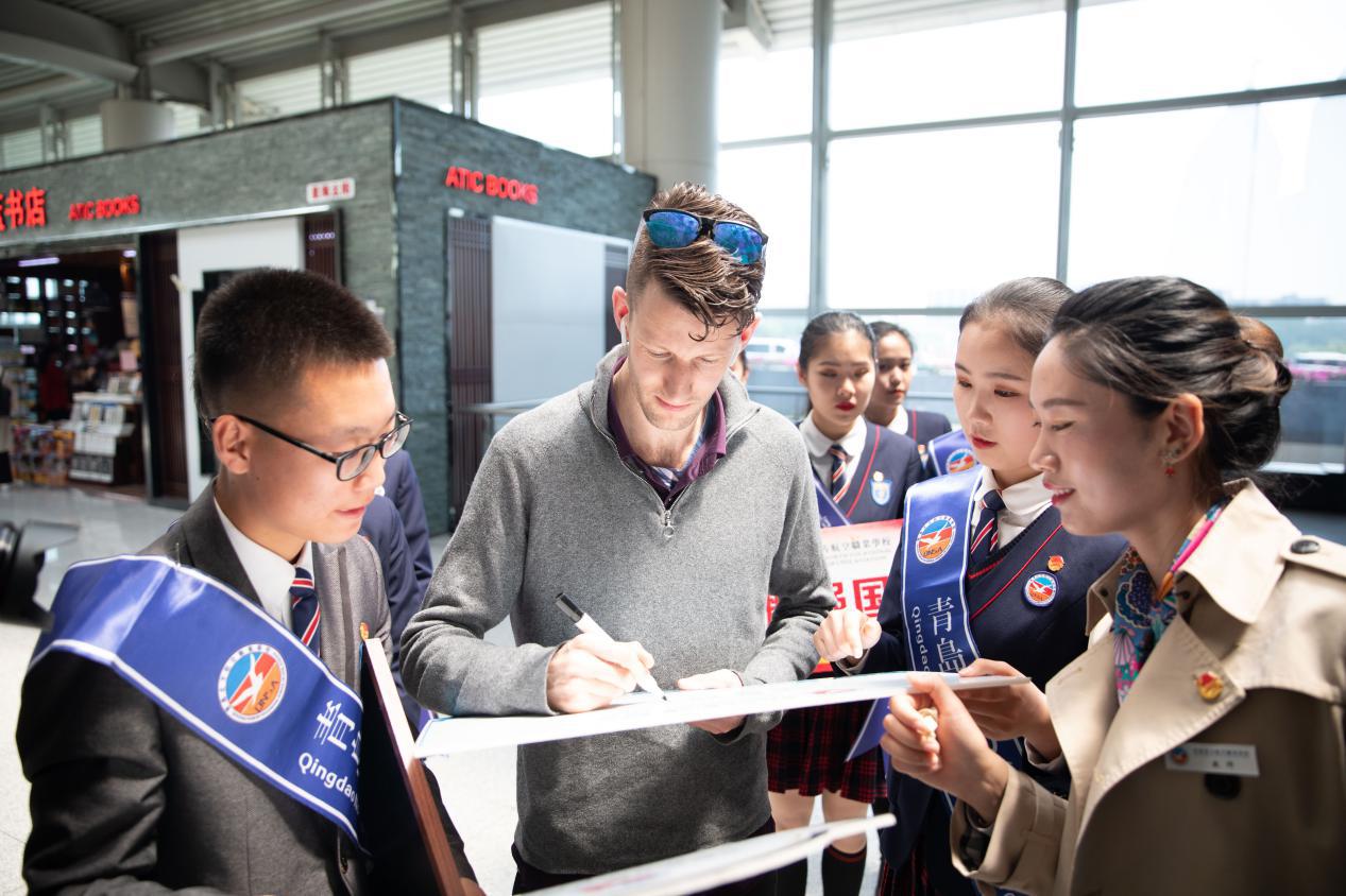空姐空少变脸原视频,空少空姐霸气进场