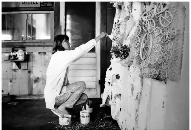 20世纪最受欢迎的女艺术家，她童年不幸，家人抑郁，终成传奇一生