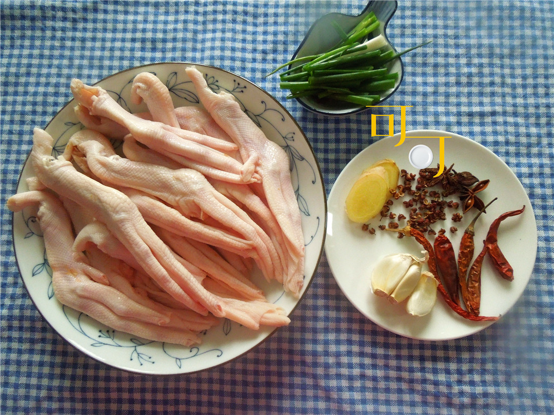 香辣爽口的鸭掌啃上一口停不下来,香辣卤鸭掌的做法