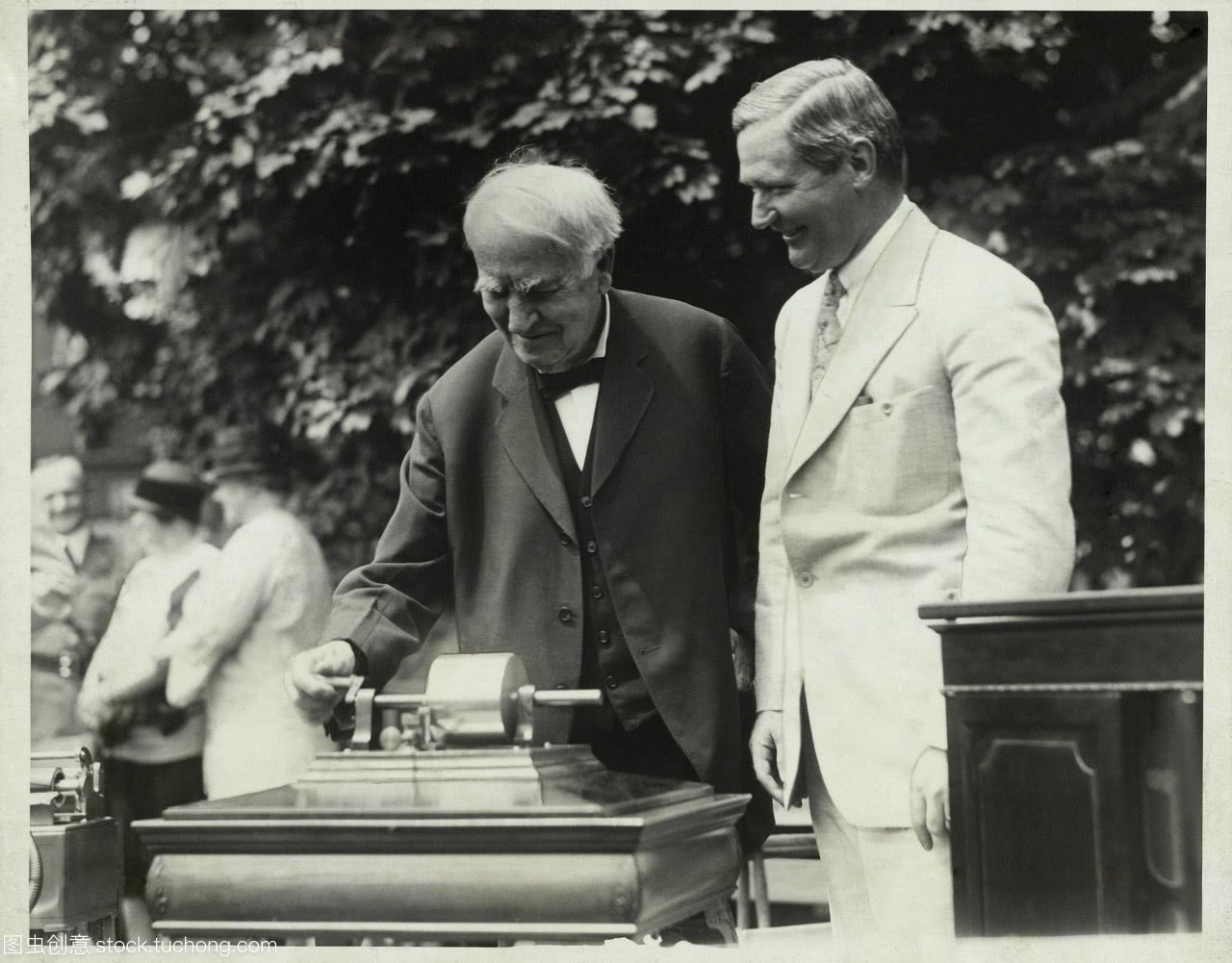 爱迪生失败了多少次才发明了灯泡,爱迪生经历多少次失败才发明灯泡