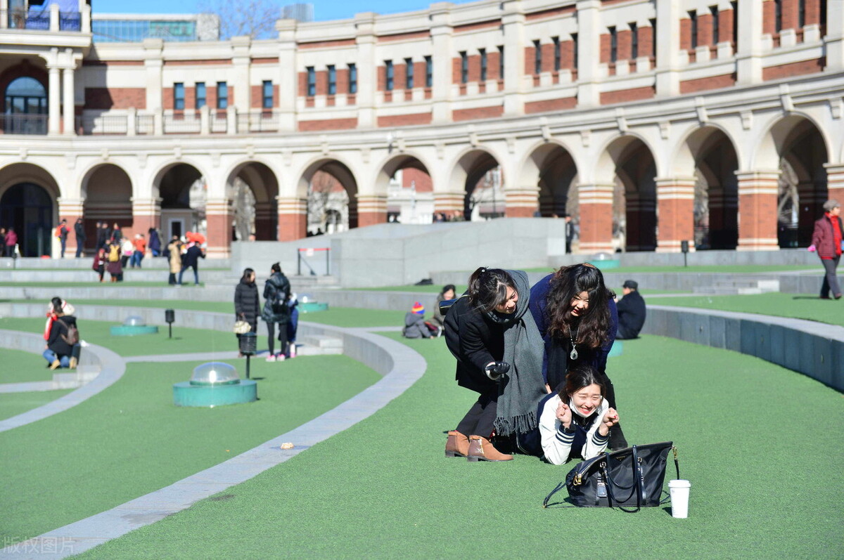 五大道其实有二十多条路，百年前富人区，五六百户都是顶级豪门