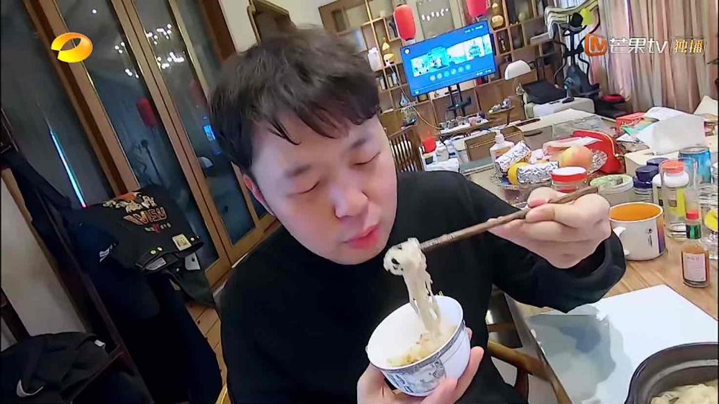 快本男主持私宅公开，嘉哥梳妆台上堆满化妆品，和何老师大有不同