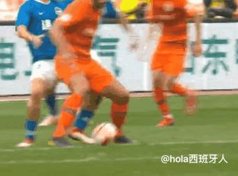 面对误判不要慌,足球场上的裁判误解球员