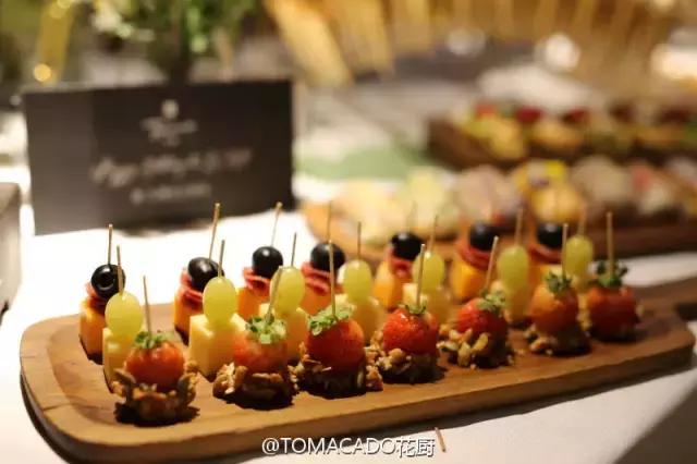 她在北京开了一家可以吃的花店，受众人追捧，还引来了李健