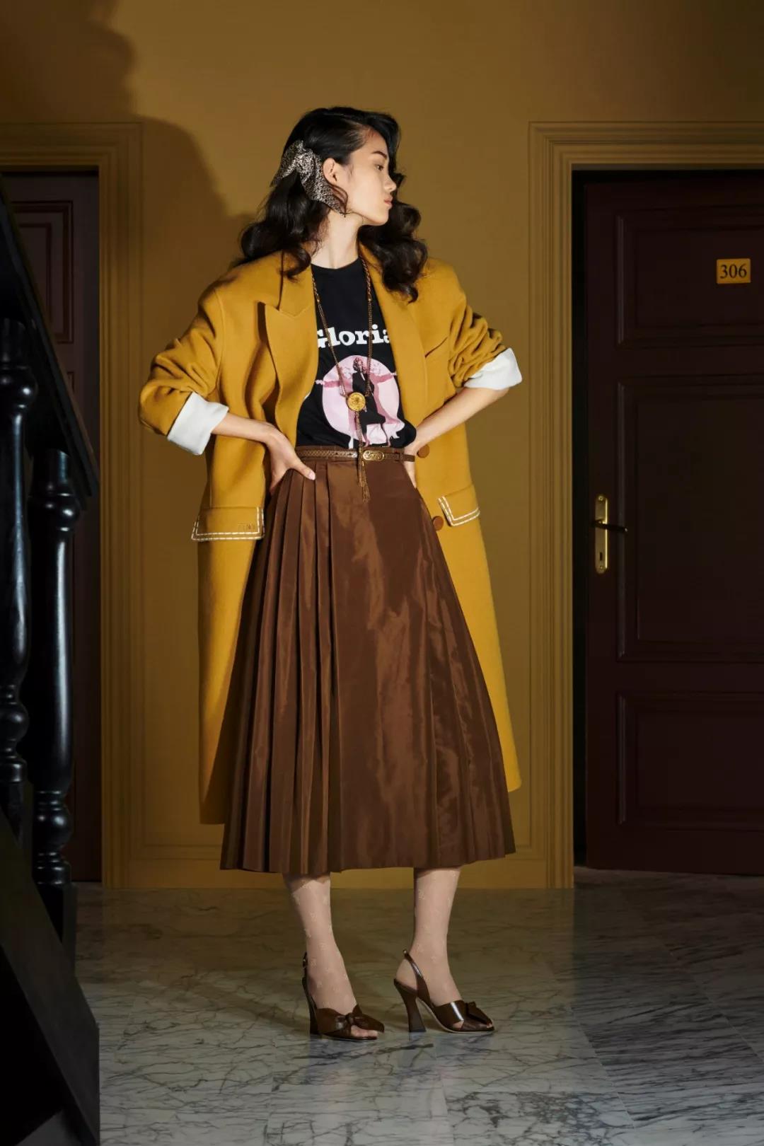 巧克力色中长款搭配,巧克力色搭配什么颜色内搭好看