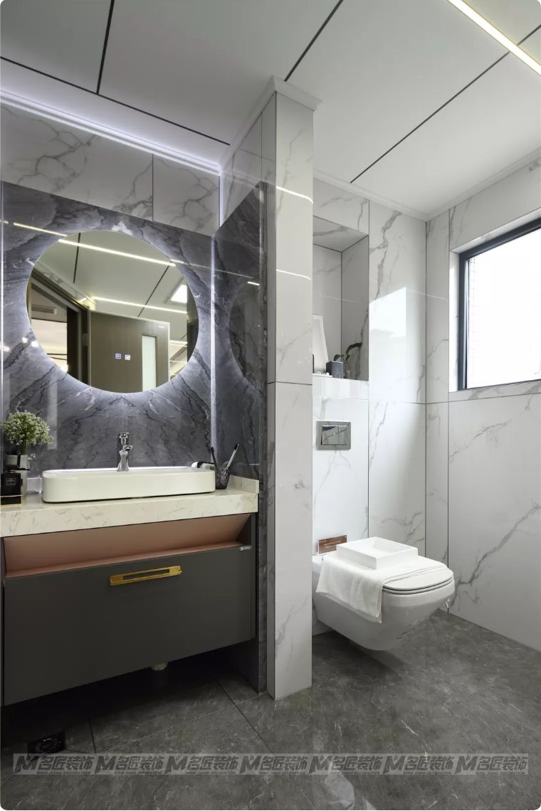 有钱人看不上眼的横厅，在他这里却变成了贵气的中式宫廷