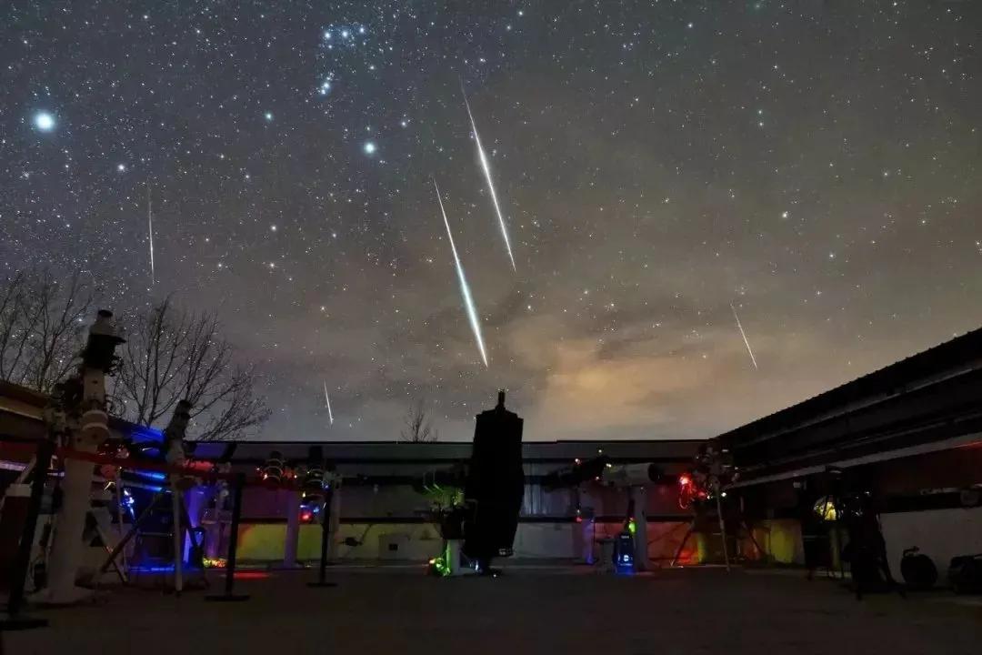 来*疆新**吧！这里的星空能满足你对浪漫的所有幻想……