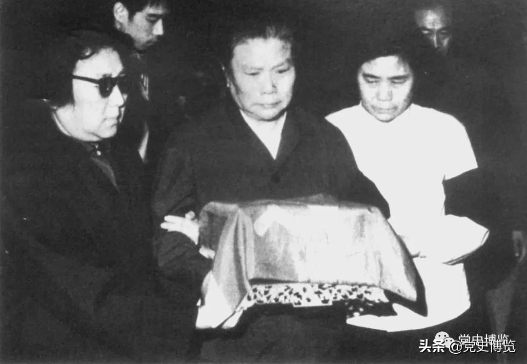 巨星陨落，思念成河：1976年，周恩来、*德朱**、毛*东泽**相继逝世