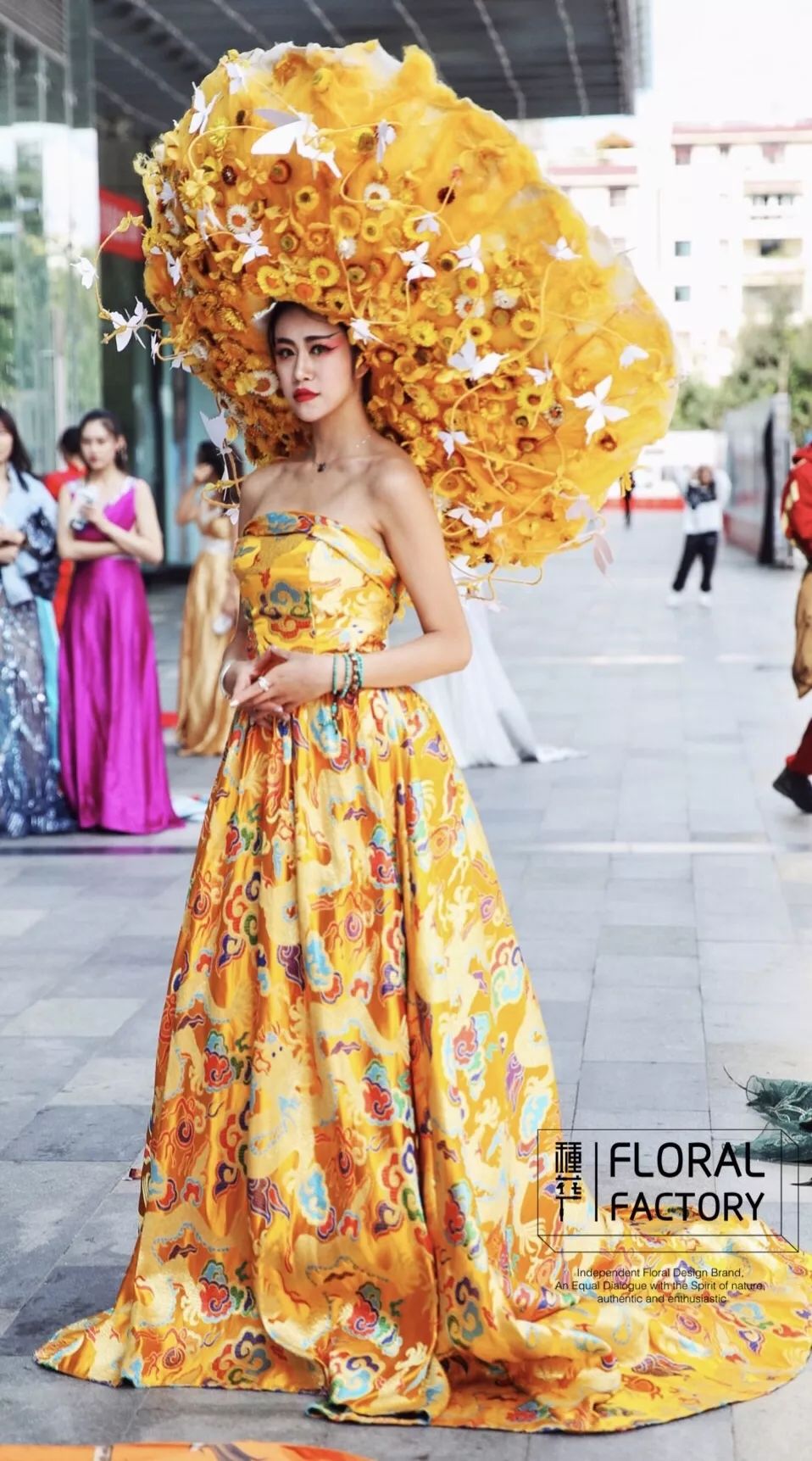 爆改废弃工厂，看三个姑娘如何施展植物魔法