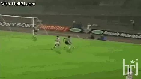 支点中锋踢前腰,足球支点中锋的位置和打法