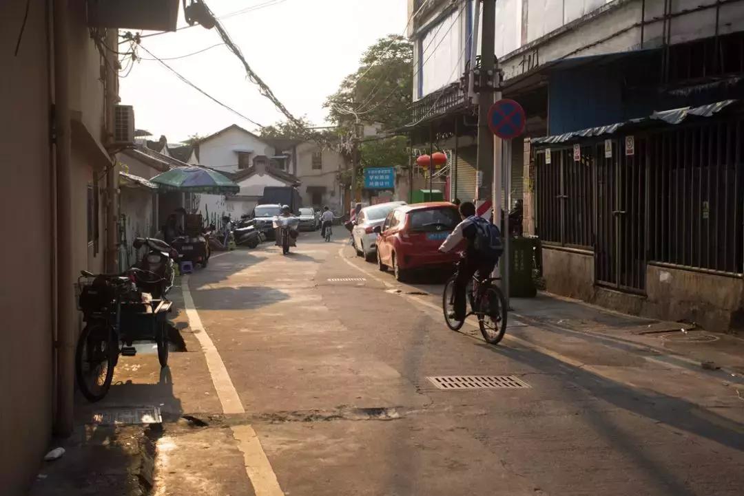 你们还记得学校门口的小吃摊儿么,小学生门口小吃摊物价究竟多离谱