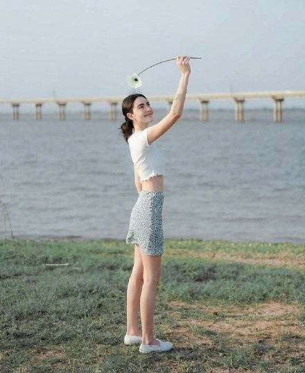 杨幂碎花裙粉色,杨幂穿东北碎花裙时尚感爆棚