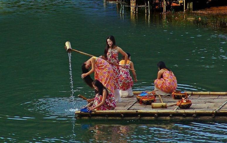 美丽的西双版纳的泼水节视频,西双版纳的泼水节中的傣妹