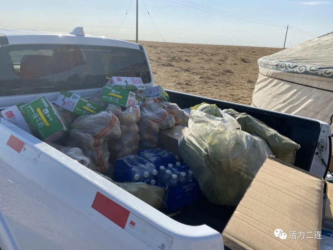 「众志成城抗击疫情」草原上建起便民点“两委”成员当“代购”