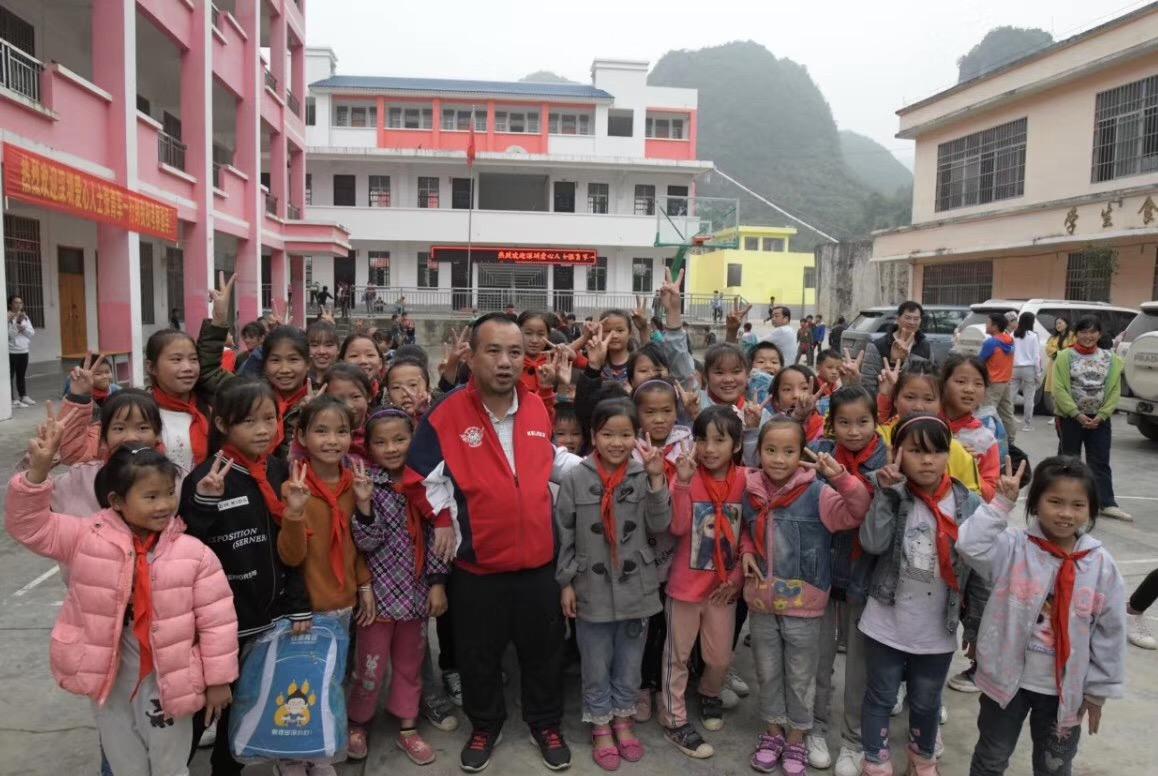 为山里娃点亮希望！南岭铁狼足球俱乐部驰援广西河池