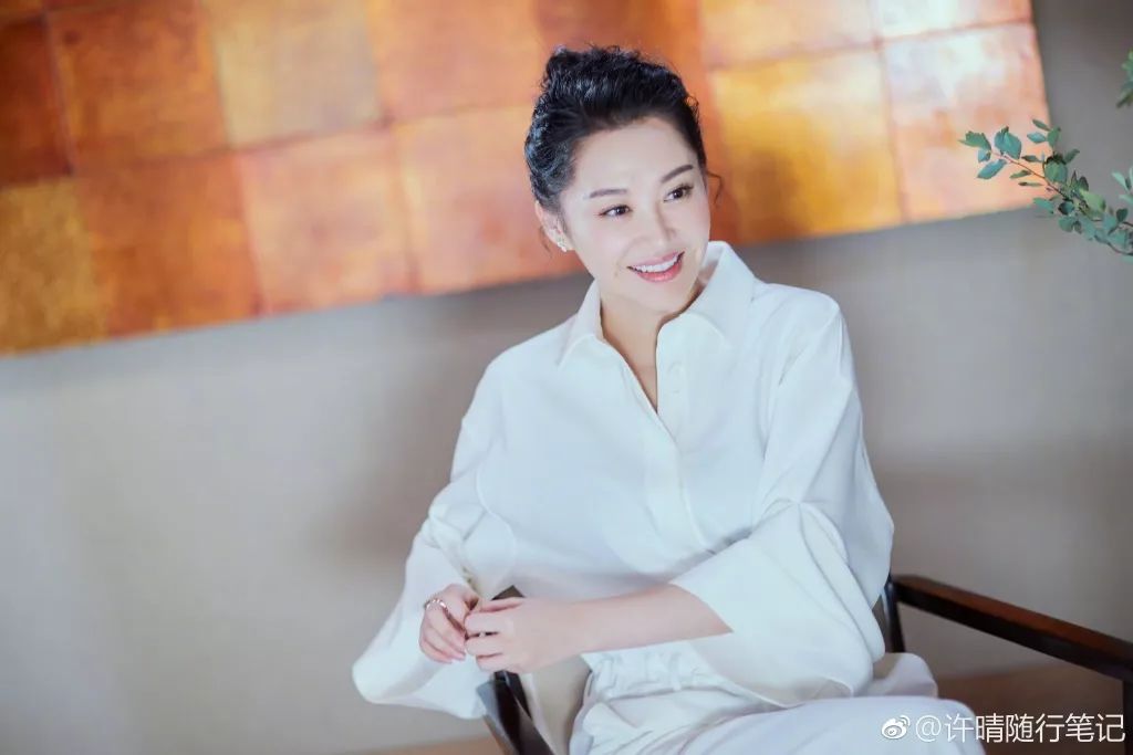 许晴50岁依然少女感满满,50岁的许晴拥有25岁的坦然