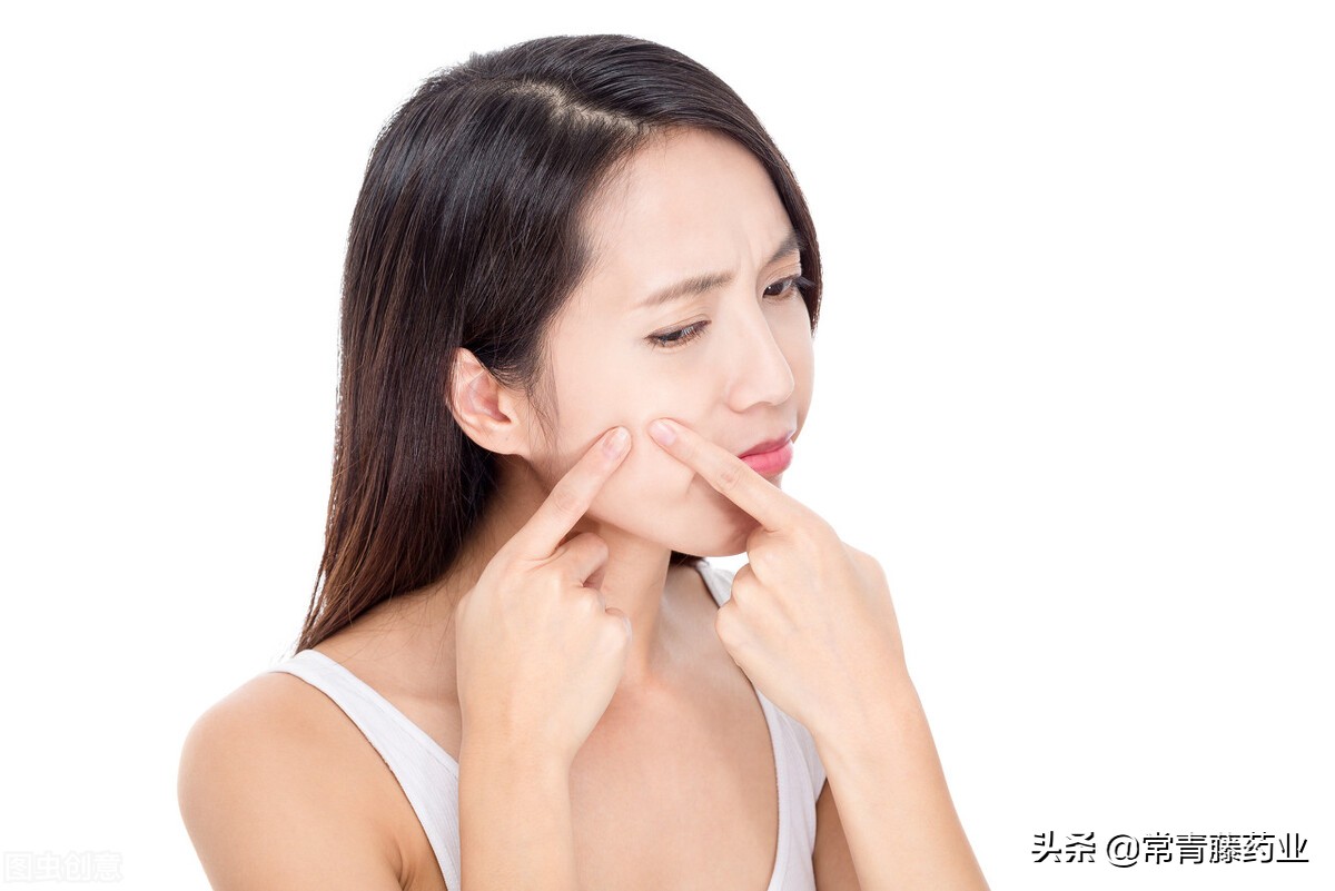 月经来前额头长痘痘怎么回事,女性内分泌失调月经前长痘痘