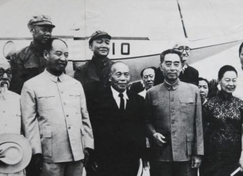 古今明捧着周恩来的骨灰，走过长安街，如今的他过得怎么样了？