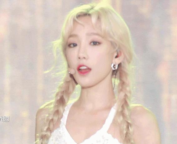 大脸女孩披头散发怎么显脸小,披头散发的简单辫子显脸小