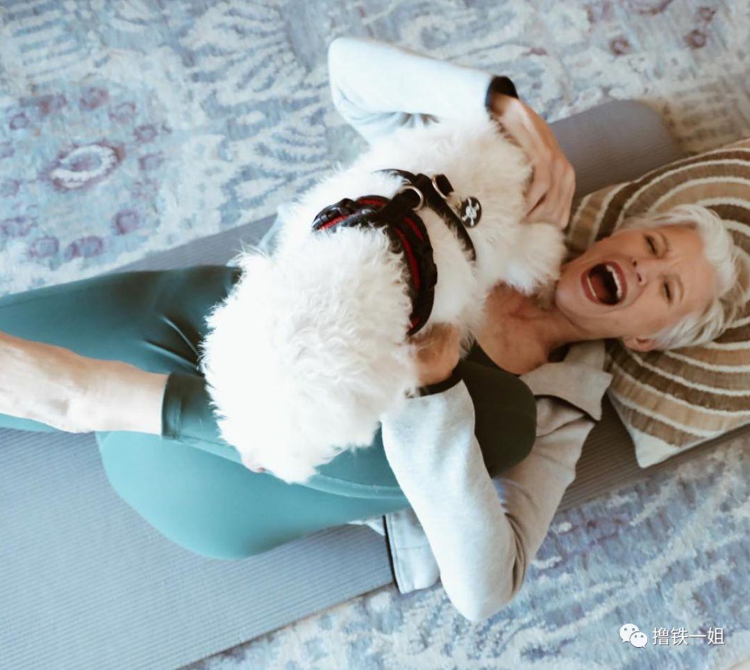 60岁全裸出镜，同框气场碾压小KK，她儿子还是美国版马爸爸！