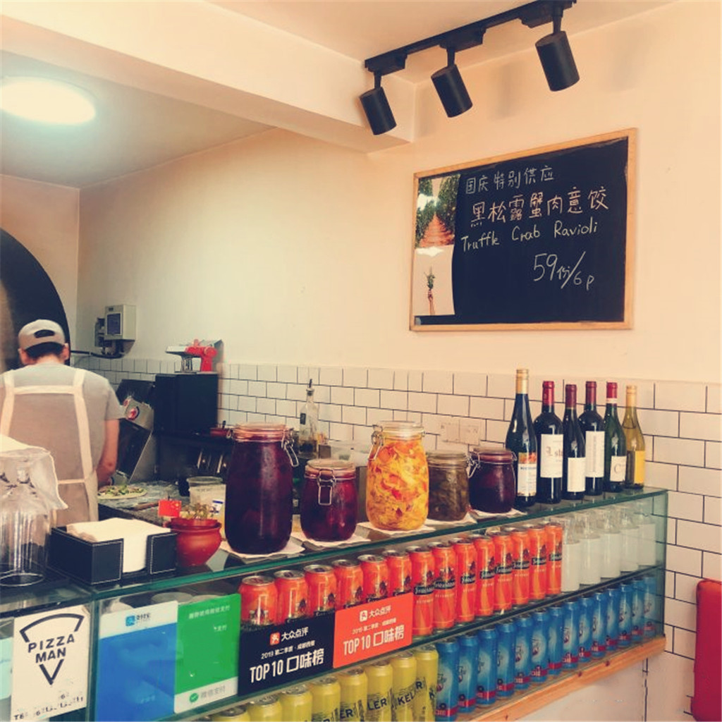 藏在宽窄巷子的居民楼，夫妻俩为混血女儿开的小店，地道又美味