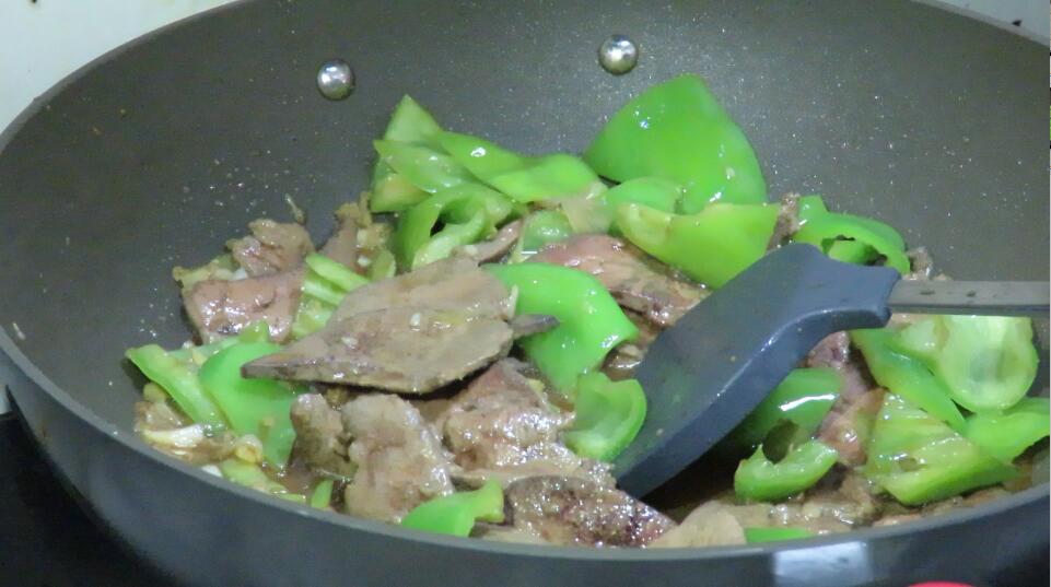 青椒猪肝要加酱油吗,青椒猪肝要不要过一下水