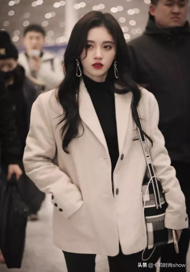 鞠婧祎黑色短裤加露脐装,鞠婧祎的高腰裤