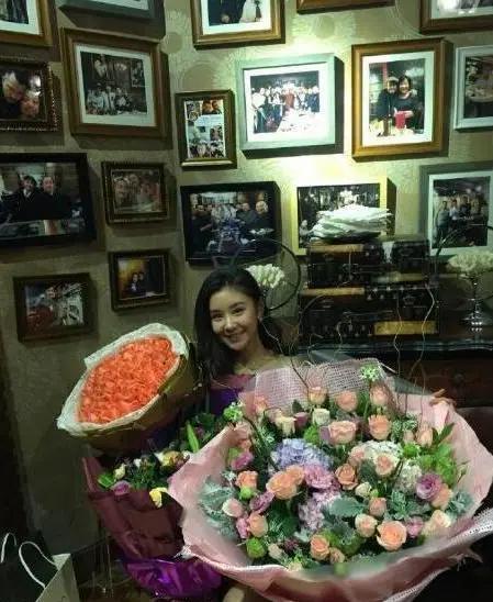参观王雷和李小萌的豪宅，餐厅等于是个观景台，三面墙都是落地窗