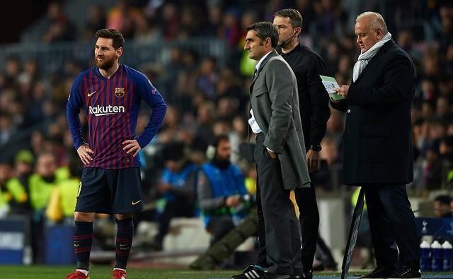 巴萨球员边线摔倒给对方红牌,巴萨球员摔倒完整视频