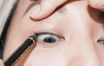 什么动作可以让男生心动,什么肢体动作让女生心动