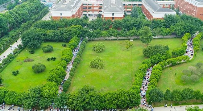 绵阳南山实验和南山双语哪个更好,绵阳南山中学和南山双语