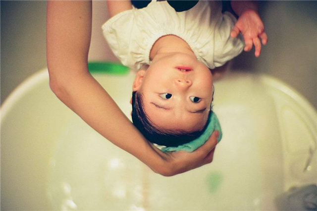 小孩子头发不好剃光头有用么,小孩不长头发要不要剃光头