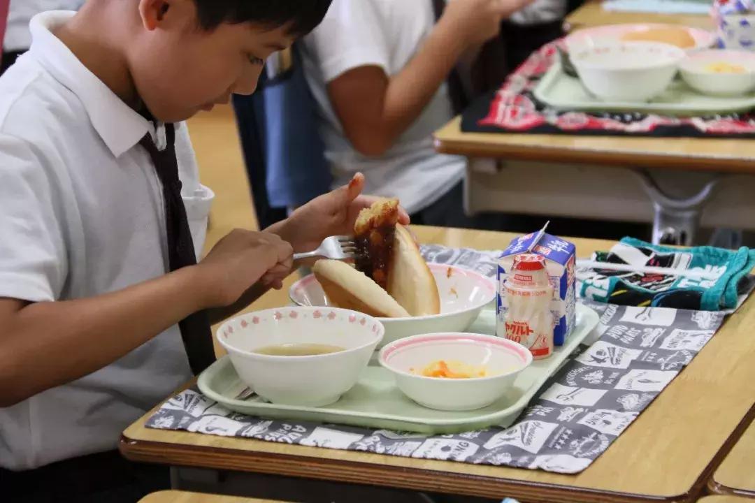 你知道养乐多为什么那么贵吗,养乐多的质感好到怀疑人生