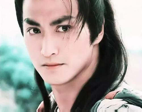 展昭何家劲放弃天价的演艺事业,帅气的展昭何家劲61岁