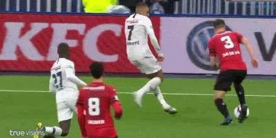 2015足坛五虎上将梅西c罗领衔,梅西c罗姆巴佩哪个更强