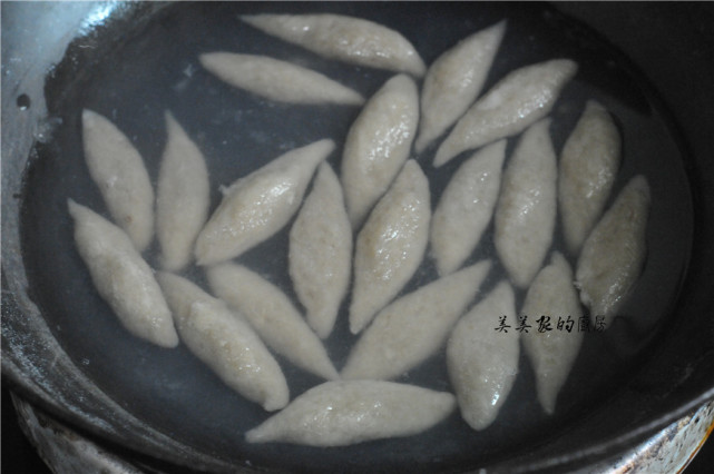 天热吃饺子，不如煮鱼鱼，不用面粉柔软Q弹，儿子一口气吃两碗