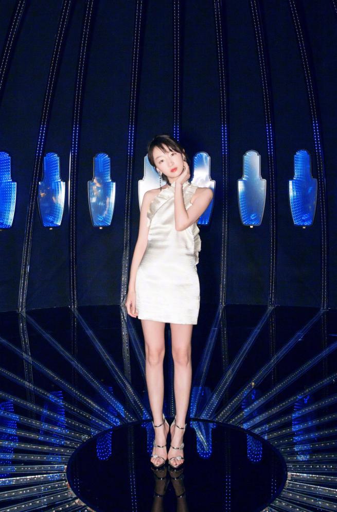 周冬雨热搜中穿搭牛仔裤,周冬雨牛仔裤搭配新花样太迷人