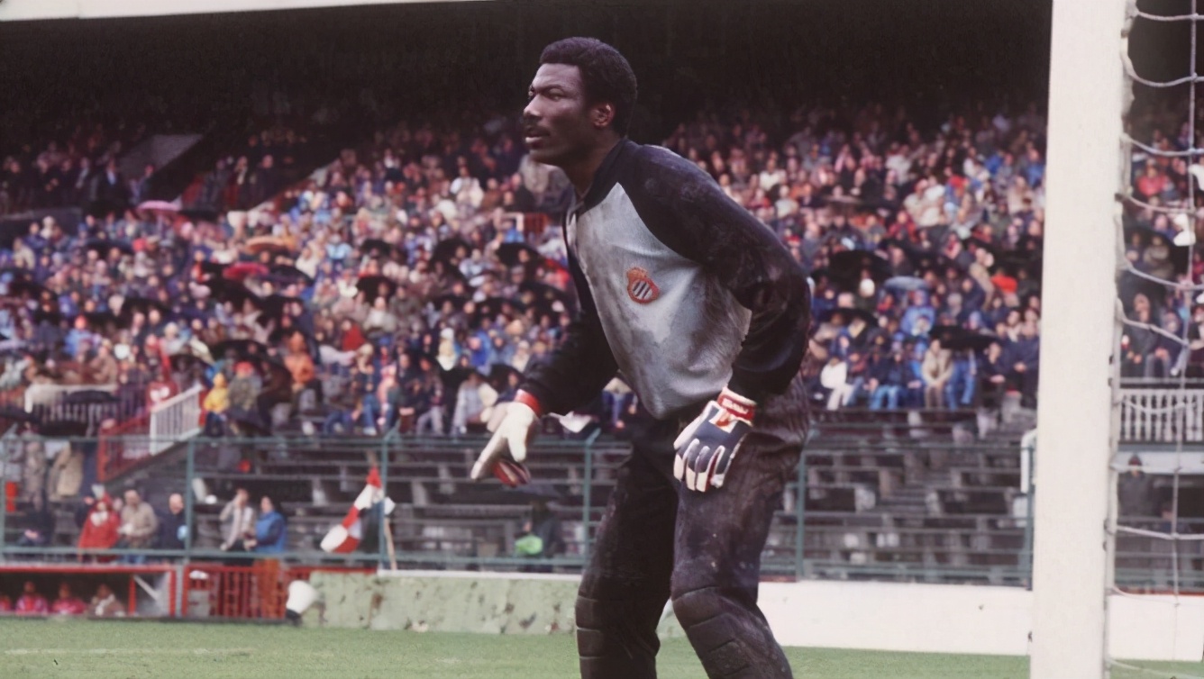 这位足坛最为伟大的非洲门神，被布冯视为偶像