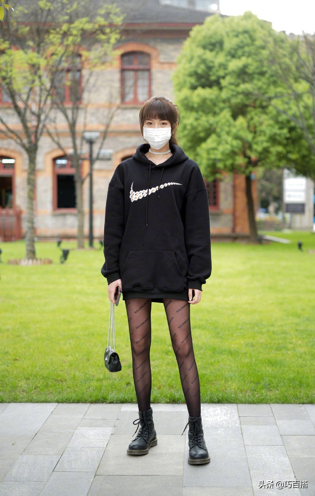 春天出门没裤子穿怎么办？别焦急，巴黎世家印花黑丝拯救你