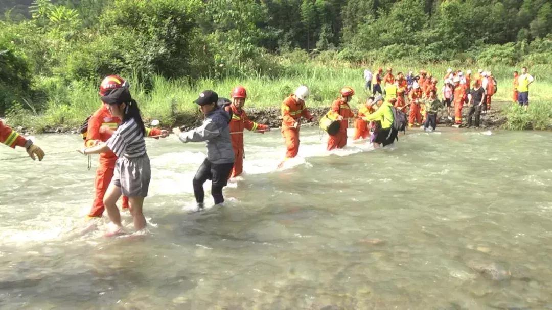 致敬最美逆行者白衣天使,致敬危难时刻的逆行者