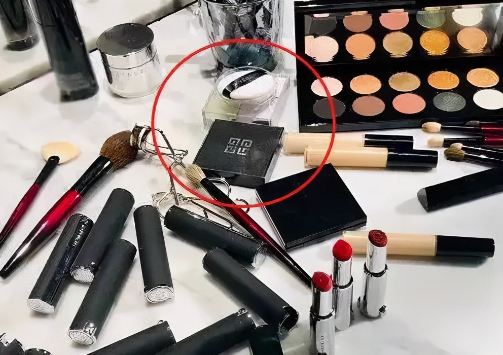 纪梵希散粉，好用到全世界女人提到定妆散粉就知道它