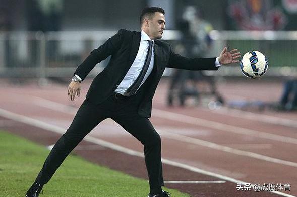 从国足主帅李霄鹏的角度来分析,国足选人是看实力还是财力