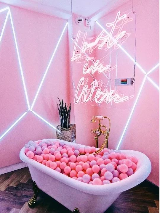 立人设、卖人设，桂林网红甜品店老板娘集资百万后，消失了？