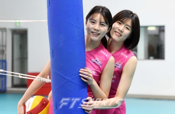 韩国霸凌姐妹花终于可以到希腊打球了，虽然韩国排协强硬到底，但国际排联将直接为她们开具国际转会证明