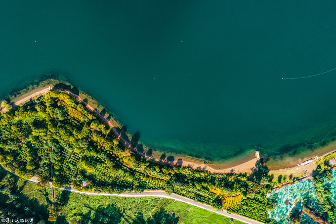 在高山湖泊边拍摄的风景照片湖底,绝美天池风光摄影照片