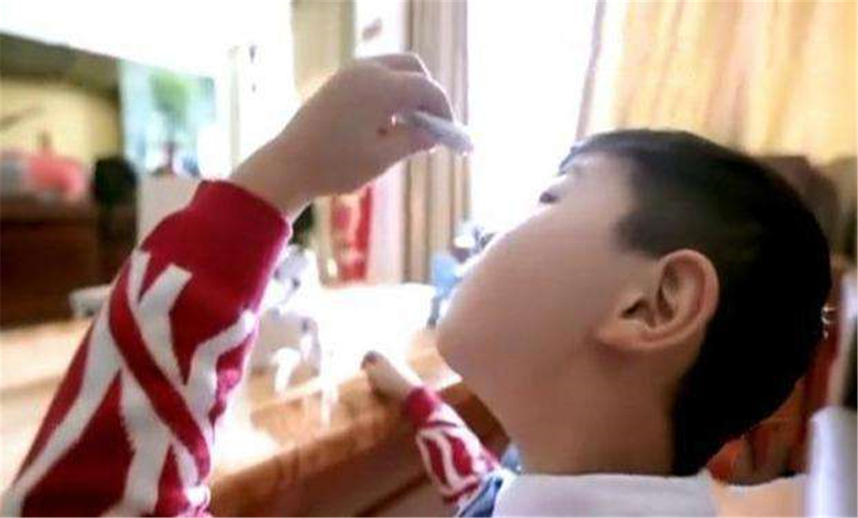 502溅到眼睛医生怎么处理,儿子误把502滴进眼