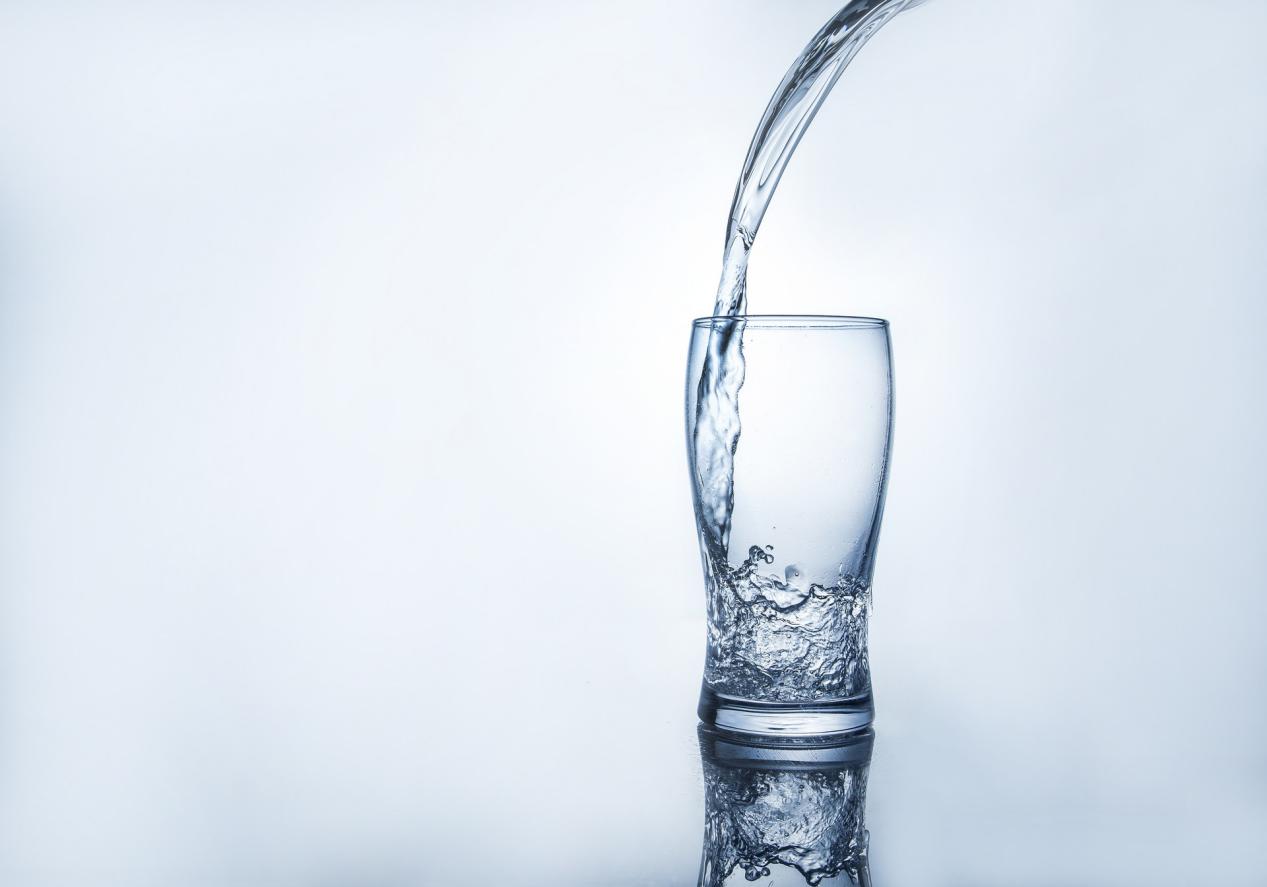 尿酸高痛风要多喝水吗,痛风多喝水不吃药能控制尿酸么